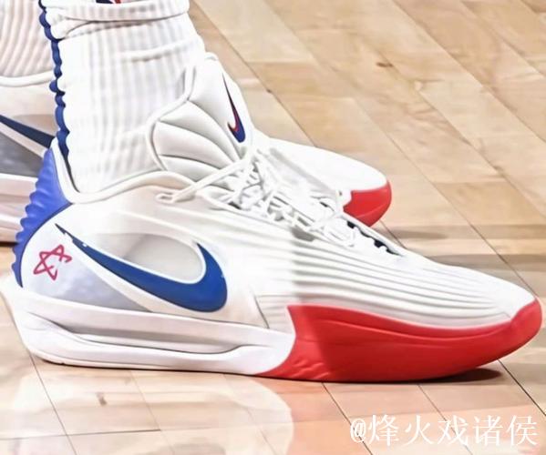 坎宁安脚踩红绿配色G.T Cut3，豪取32分4篮板10助攻